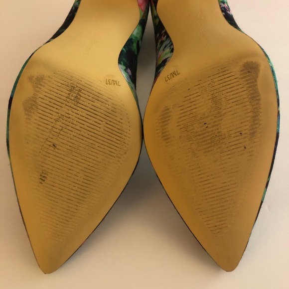 BCBGeneration Floral Watercolor Heels with box - Picture 4 of 8